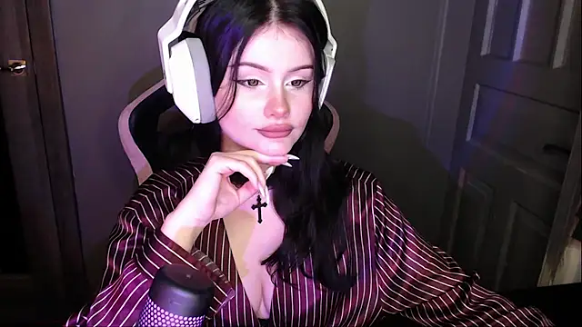 Snapshot of Moon_raven chatting on 12-15-25, 05:28 Moon raven online show from 12-15-25, 05:28