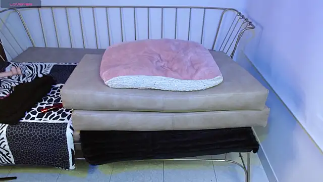 Roxanne vale online show from 03-11-26, 01:11