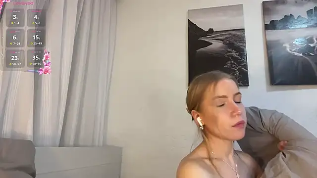 Snapshot of Alice_meow15 chatting on 01-18-26, 01:42 Alice meow15 online show from 01-18-26, 01:42