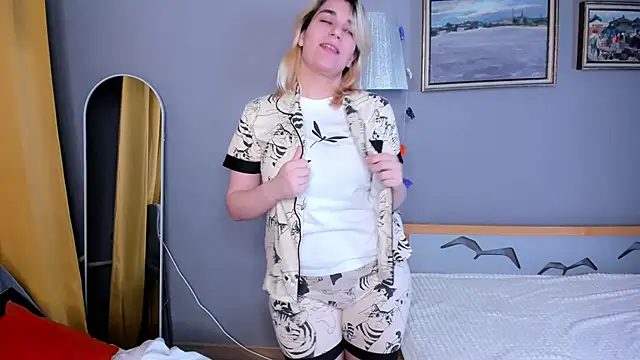 Snapshot of TideLunar chatting on 12-05-25, 06:22 TideLunar online show from 12-05-25, 06:22