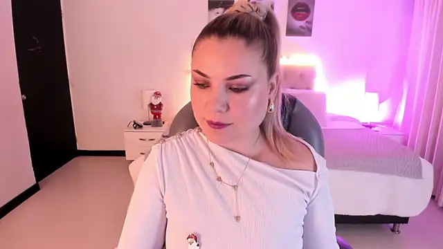 Snapshot of Violeta_Hotter chatting on 12-03-25, 10:57 Violeta Hotter online show from 12-03-25, 10:57