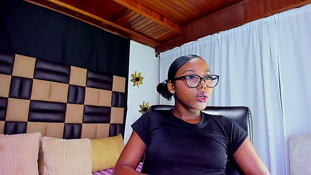 Snapshot of MelodyBrooks chatting on 11-25-25, 05:13 MelodyBrooks online show from 11-25-25, 05:13