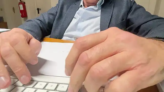 Snapshot of SimonZydar chatting on 11-27-25, 04:20 SimonZydar online show from 11-27-25, 04:20