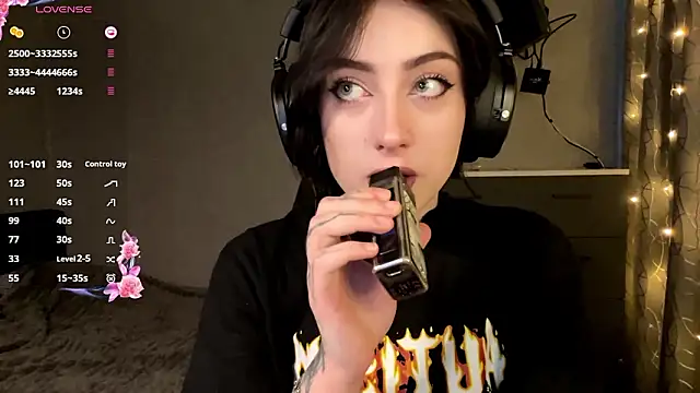 Snapshot of Meowluly chatting on 02-04-26, 09:42 Meowluly online show from 02-04-26, 09:42