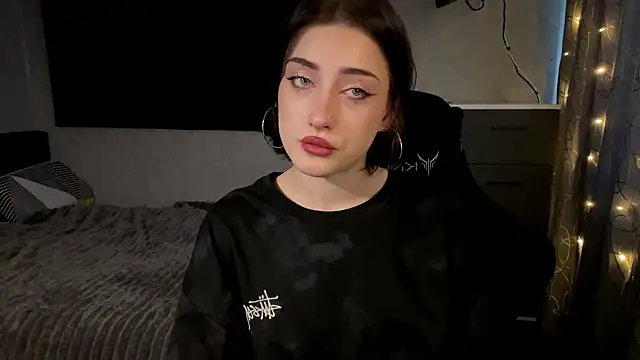 Snapshot of Meowluly chatting on 02-09-26, 12:47 Meowluly online show from 02-09-26, 12:47