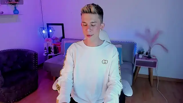 Juaan Diick online show from 02-12-26, 07:42