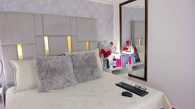 IsisBrown  online show from 04-14-26, 07:42