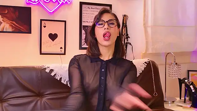 Rue Bellafire online show from 12-04-25, 05:32