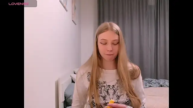 Snapshot of _Milana_Sparkl75_ chatting on 12-03-25, 01:35 Milana Sparkl75 online show from 12-03-25, 01:35