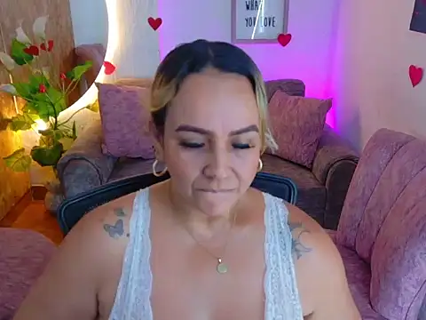 Snapshot of Aunty_milf chatting on 01-12-26, 07:08 Aunty milf online show from 01-12-26, 07:08