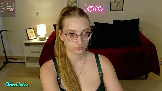 AliceCutes online show from 04-29-26, 01:37