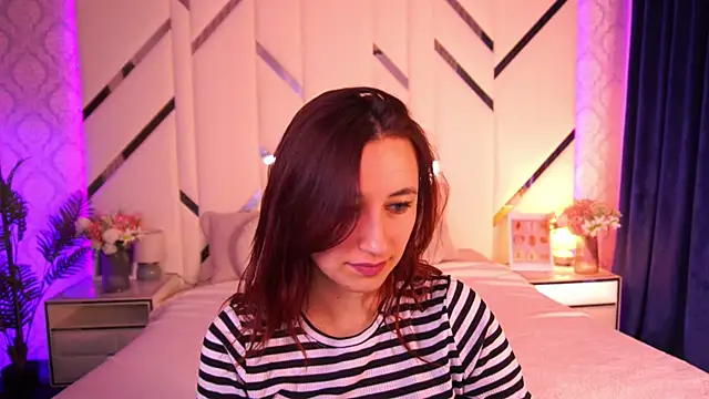 Snapshot of RoxieRay chatting on 05-15-26, 01:29 RoxieRay online show from 05-15-26, 01:29
