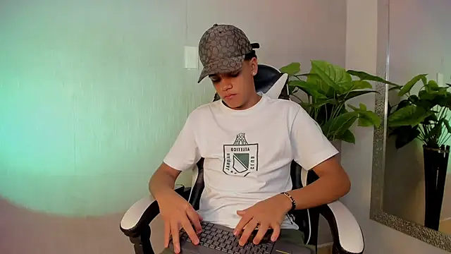 Isaac Collins  online show from 12-04-25, 08:28