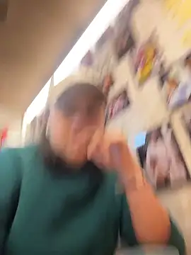 Snapshot of Laurabuu_ chatting on 12-03-25, 10:41 Laurabuu online show from 12-03-25, 10:41