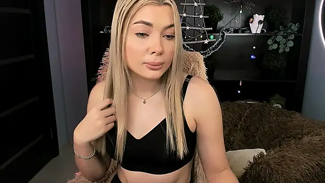 Snapshot of HyileyClark chatting on 12-14-25, 09:25 HyileyClark online show from 12-14-25, 09:25