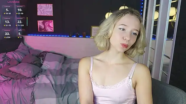 Snapshot of Tiffany__May chatting on 12-16-25, 01:49 Tiffany May online show from 12-16-25, 01:49