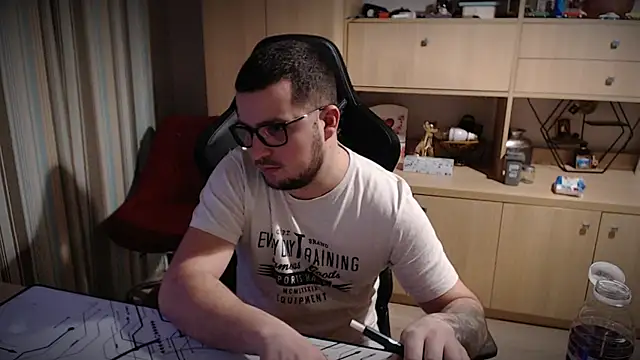 Snapshot of kevinnlovelly chatting on 12-18-25, 06:36 kevinnlovelly online show from 12-18-25, 06:36