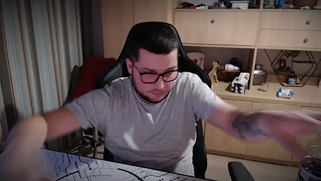 Snapshot of kevinnlovelly chatting on 12-22-25, 04:48 kevinnlovelly online show from 12-22-25, 04:48