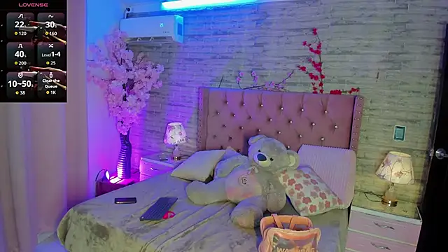 Snapshot of MoliBunny chatting on 03-06-26, 05:37 MoliBunny online show from 03-06-26, 05:37