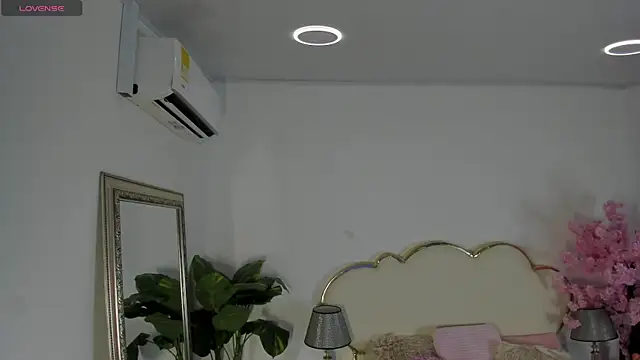 Snapshot of MoliBunny chatting on 03-24-26, 05:23 MoliBunny online show from 03-24-26, 05:23