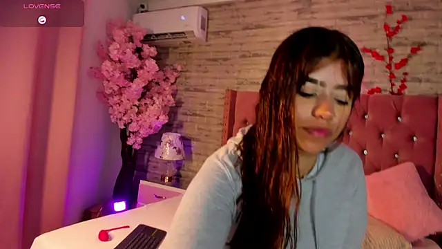 Snapshot of MoliBunny chatting on 04-18-26, 04:38 MoliBunny online show from 04-18-26, 04:38