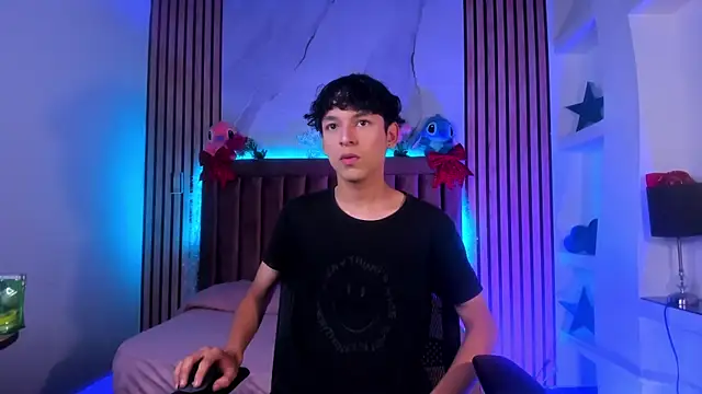 Snapshot of SthepanodiMonaco chatting on 12-17-25, 07:53 SthepanodiMonaco online show from 12-17-25, 07:53