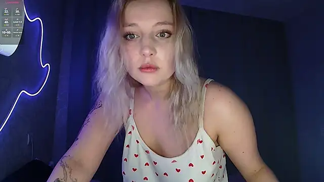 Snapshot of _K1ra_S1n_ chatting on 12-17-25, 03:51 K1ra S1n online show from 12-17-25, 03:51