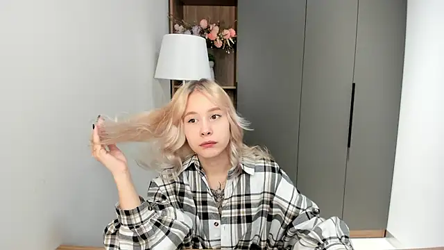 AunclreaVache online show from 11-30-25, 10:41