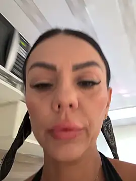 Snapshot of SofhiaTaylor chatting on 12-14-25, 02:55 SofhiaTaylor online show from 12-14-25, 02:55