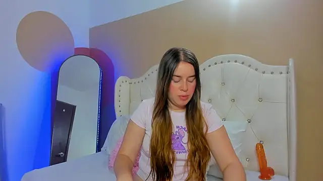 Snapshot of Chloe_Fox18 chatting on 12-15-25, 04:22 Chloe Fox18 online show from 12-15-25, 04:22