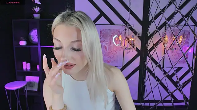 Snapshot of Anora_Less chatting on 12-04-25, 12:25 Anora Less online show from 12-04-25, 12:25