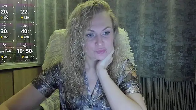 Snapshot of LanaLight_x chatting on 12-15-25, 02:21 LanaLight x online show from 12-15-25, 02:21