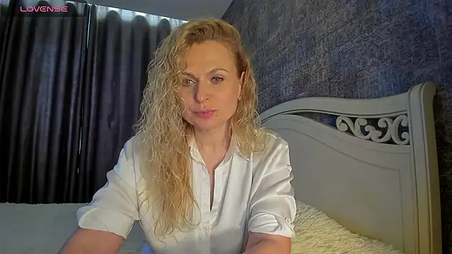 Snapshot of LanaLight_x chatting on 06-11-26, 02:15 LanaLight x online show from 06-11-26, 02:15