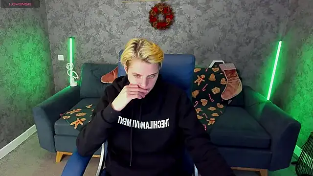 Snapshot of RoxyFlamee chatting on 12-16-25, 01:49 RoxyFlamee online show from 12-16-25, 01:49