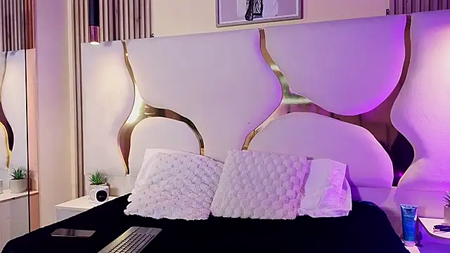 Snapshot of HannyJones chatting on 12-16-25, 12:10 HannyJones online show from 12-16-25, 12:10