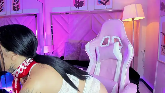 Snapshot of HannyJones chatting on 12-17-25, 12:22 HannyJones online show from 12-17-25, 12:22