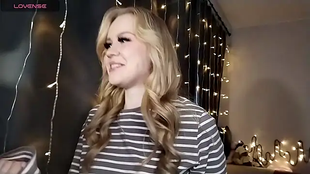 LunaPeony online show from 12-16-25, 06:51