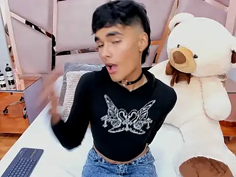 Snapshot of LittleNito chatting on 12-05-25, 08:05 LittleNito online show from 12-05-25, 08:05