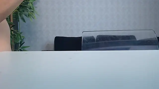 SilviaVanda online show from 12-23-25, 07:17