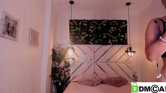 Snapshot of Lolaliips chatting on 12-15-25, 12:20 Lolaliips online show from 12-15-25, 12:20