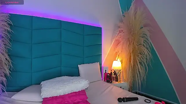  victoria collins  online show from 03-08-26, 02:04