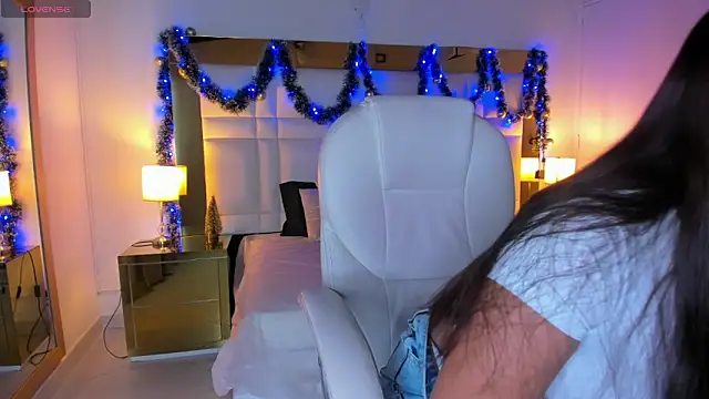 Snapshot of Zoei_Moon chatting on 12-16-25, 07:19 Zoei Moon online show from 12-16-25, 07:19