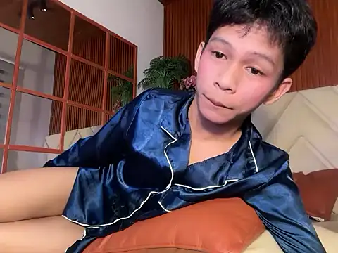 Snapshot of TheBoyAboveYou chatting on 04-21-26, 02:15 TheBoyAboveYou online show from 04-21-26, 02:15