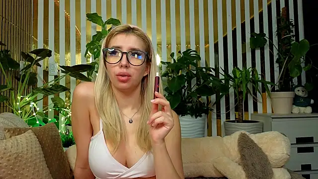 Snapshot of FlowweerGirl chatting on 12-05-25, 12:41 FlowweerGirl online show from 12-05-25, 12:41