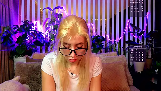 Snapshot of FlowweerGirl chatting on 12-16-25, 09:31 FlowweerGirl online show from 12-16-25, 09:31