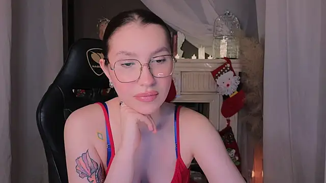 Snapshot of hi_evie chatting on 12-18-25, 12:44 hi evie online show from 12-18-25, 12:44