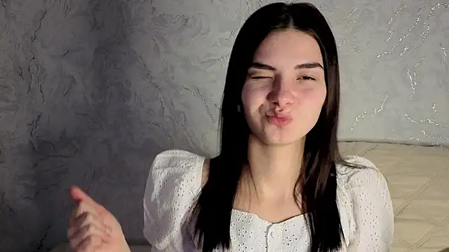 Snapshot of Laura_Sunday chatting on 03-10-26, 12:32 Laura Sunday online show from 03-10-26, 12:32