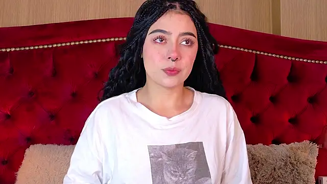 Snapshot of TaniaRedd_ chatting on 12-15-25, 01:37 TaniaRedd online show from 12-15-25, 01:37