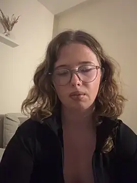 Snapshot of GermanRose chatting on 12-17-25, 09:21 GermanRose online show from 12-17-25, 09:21