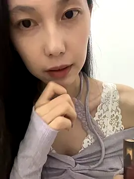 Snapshot of DD-52 chatting on 12-18-25, 01:39 DD-52 online show from 12-18-25, 01:39